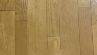 オナニーして床に精子をぶちまけるの最高