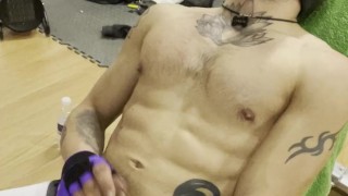Puppy paja en el gym. Súper corrida