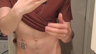 Ragazzo sexy e caldo pronto per i piccoli schizzi di sborra