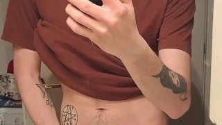 Ragazzo sexy e caldo pronto per i piccoli schizzi di sborra