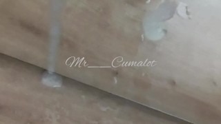 Cum on mirror - An den Spiegel gespritzt