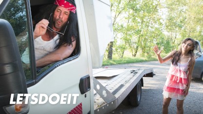乌克兰小妞 Shrima Malati 与汽车修理工户外性爱开始干