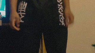 Mexicano moreno delgado en boxer frente a la camara