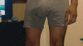 Mexicano moreno delgado en boxer frente a la camara