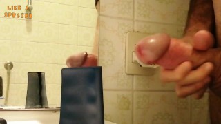 Sega e sborrata amatoriale casalinga su un portatessere