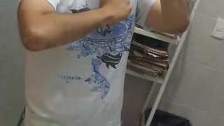 BULTOS ENORMES DE HOMBRE CALIENTE CON SHORTS AMARILLOS 🔥🙈