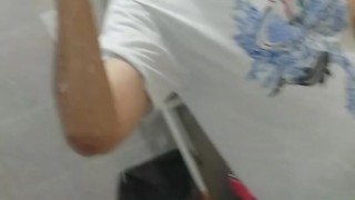 BULTOS GRANDES DE HOMBRE JOVEN CALIENTE CON SHORTS AMARILLOS 🔥🙈💛🙊