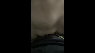 Mec tatouer baise une fille a gros seins