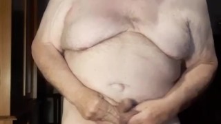 vieil homme déguelase frappe ses couilles et se ridicule