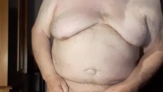 vieil homme déguelase frappe ses couilles et se ridicule