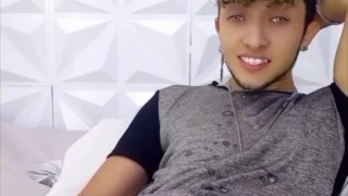 Que rico llenarse la camisa de semen después de una buena paja