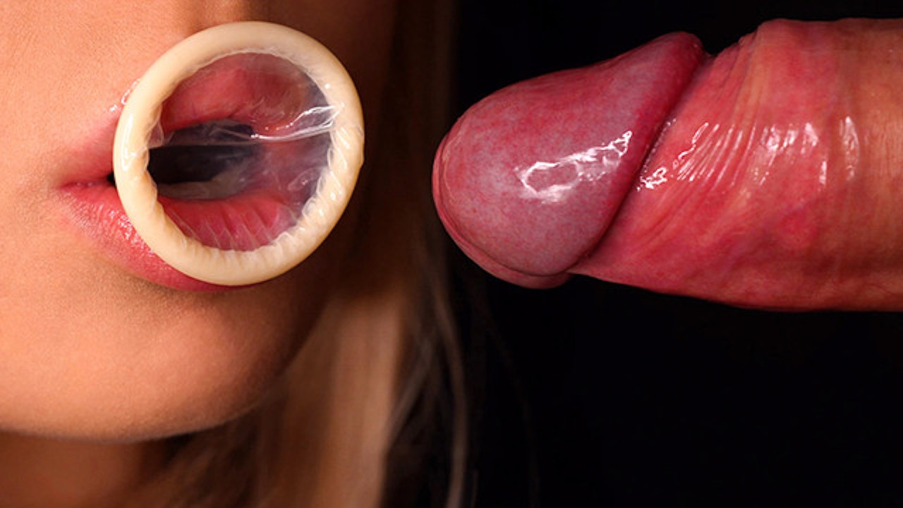 Пирсингованная дебютантка Вельвет сливает сперму из презерватива после долбежки