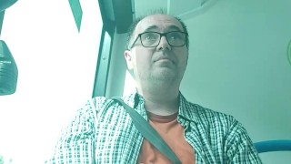 Flash Caliente y juguetón en el bus