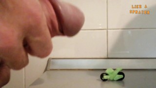 Sborrata su moto dopo grande sega di cazzo grosso