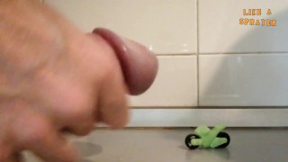 Sborrata su moto dopo grande sega di cazzo grosso