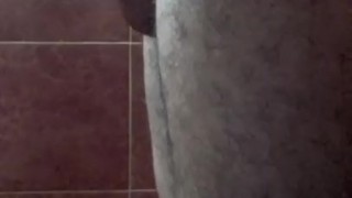 Masturbándome en el baño y acabo delicioso.