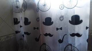 Parte 1: Madrastra espía hijastro en la ducha mientras sus esposo está en el trabajo