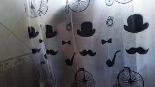 Parte 1: Madrastra espía hijastro en la ducha mientras sus esposo está en el trabajo