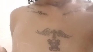 Morena caliente en el baño termina en chorro