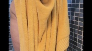 Chica gorda en la ducha después de una sesión de sexo