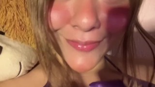 Roxxy Donis juega con sus grandes pechos 💕