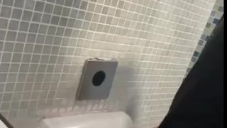 Branle aux urinoirs du centre commerciale