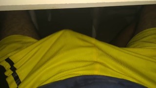 BULTO DE VERGA EN SHORTS YELLOWS