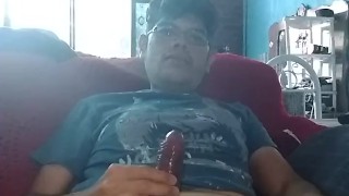 EXPLOSIÓN DE SEMEN CALIENTE USANDO ANILLO SOBRE MI SOFÁ