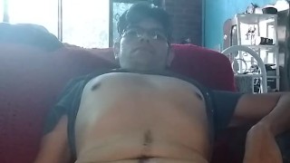 EXPLOSIÓN DE SEMEN CALIENTE USANDO ANILLO SOBRE MI SOFÁ