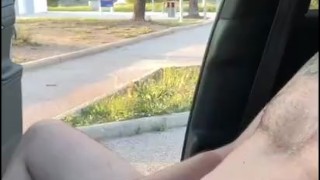 branlette sur aire autoroute exhibe