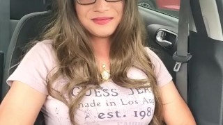 Me masturbo en el estacionamiento de un parque