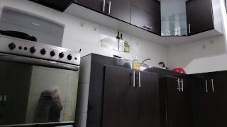 QUE RICO COMPLACER A MI HERMANASTRO CON UNA FOLLADA PARA QUE LAVE LA LOZA-highlight.