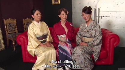 Reiko Kobayakawa 与 Akari Asagiri 以及另一位朋友坐在一起欣赏她们时尚的明治时代和服