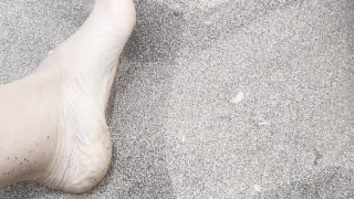 Pies caliente en la playa con mi polla