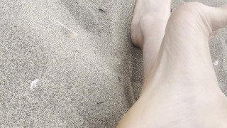 Pies caliente en la playa con mi polla