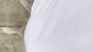 A las 20:30 horas con frio en la playa, me calente y empezo a subir mi gran polla