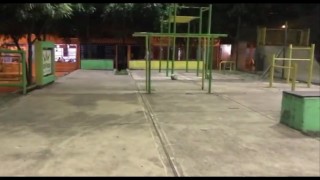 salgo en la noche cachondo y encontré una joven morena dispuesta a follar en el rastrojo