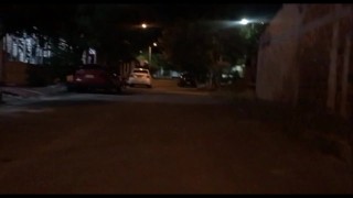 convencí a chica cachonda de chuparme la polla y follar conmigo de noche en la calle