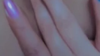 Me consiento el coño mientras mi marido no está en casa