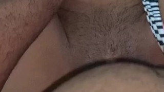 no le gusta sentirlo con condon así que lo quita y termina con la leche dentro