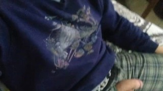 Chico guapo mostrando su pene flácido y testículos