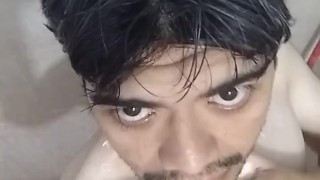 ENJABONÁNDOME LOS PECTORALES FUERTES DE MACHO Y EL CUERPO ENTERO CON ZOTE BLANCO