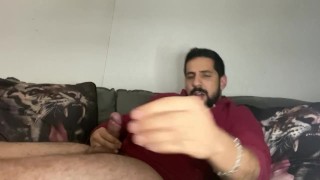 Rodrik se divertindo batendo punheta, fumando, e gozando muito