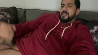 Rodrik se divertindo batendo punheta, fumando, e gozando muito