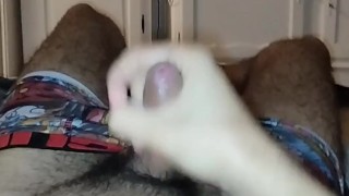 Jeune PD se branle et ejacule avec sa bite