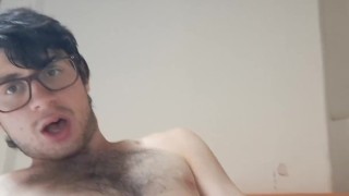 Twink assetato di sborra vuole una mano! (ITA)