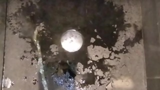 Jeune homme PD pisse sous la douche