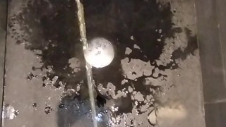 Jeune homme PD pisse sous la douche