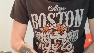 Jerk off di twink nel bagno di casa sua, duro e arrapato!