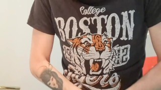 Jerk off di twink nel bagno di casa sua, duro e arrapato!